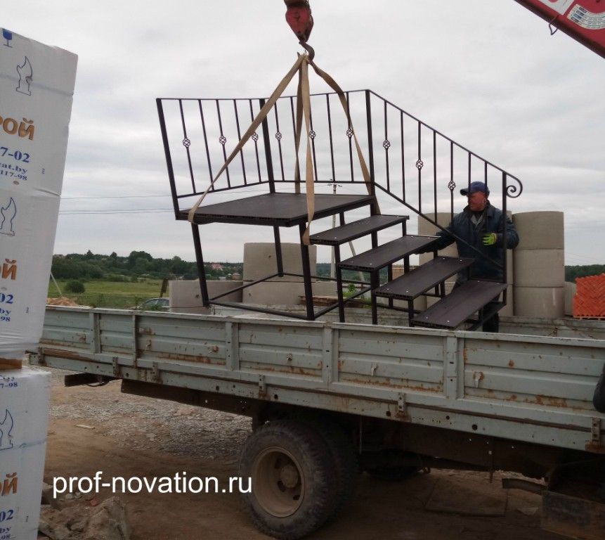 Доставка и установка лестницы на металлокаркасе