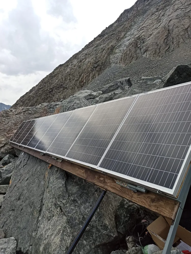 Солнечные панели. 9 панелей по 100 Вт. Очень сильно были ограничены в размерах, т.к. забрасывали вертолетом.