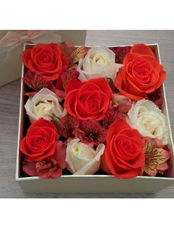 Квадратная малая коробочка с розами и альстромериями