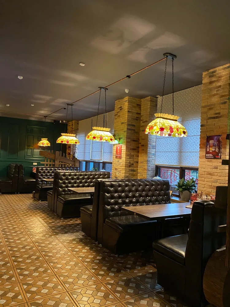 Мягкие зоны у окна.
Вместимость до 6 человек.
2 телевизора напротив и один справа.