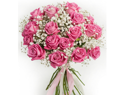 Нежный букет из 25 розовых роз и белых гипсофил