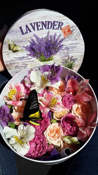 Цветочная коробка с живыми бабочками