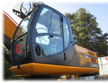 Стекло лобовое нижнее с отверстиями (закалённое) для экскаватора JCB JC 160/180/200/220/330 2005- (арт.008)