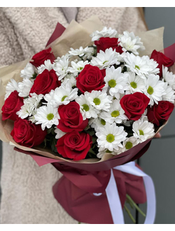 Букет красных роз и ромашковых хризантем