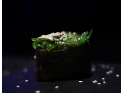 Гункан с водорослями Чука