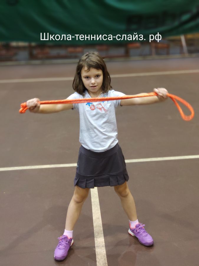 Дорофеева Маргарита делает разминку на теннисном корте