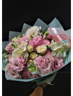 Нежный букет: лизиантус - эустома, кустовые розы, гортензия. Модный букет