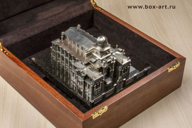 Индивидуальная коробка из массива ореха для ювелирной скульптуры. Ложемент из замши, на заказ.
