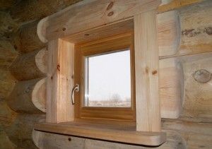 деревянное окно в интерьере бани