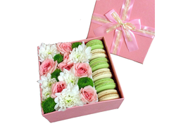 Коробка с цветами хризантем, роз, макарони