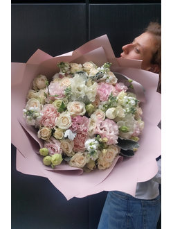 Воздушный букет в пастельной гамме из маттиолы, лизиантуса, кустовой розы и цинерарии