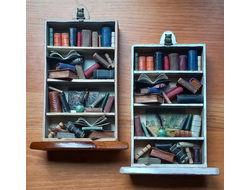 Миниатюрный шкафчик с мини-книгами.