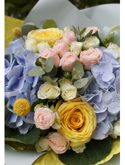 Солнечный букет из живых цветов в желто-голубой гамме из голубой гортензии, желтых роз и эвкалипта,