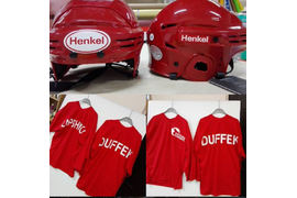печать наклеек на хоккейный шлем и форму