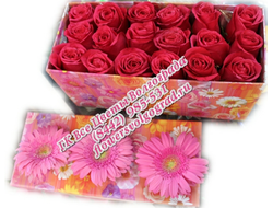 Розы-цветы в коробке (18 роз и 3 гербера)