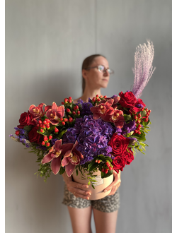 Букет: гортензия, орхидея, роза, гиперикум, статица. Цветы в коробке, яркий букет, цветы маме