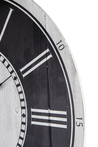 Часы настенные с состаренным циферблатом в серо-черных цветах с римскими цифрами.