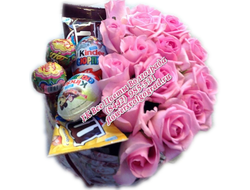 Розы в шляпной коробке с Киндер, Чупа-Чупс и ММдэнс