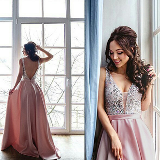 Пудрово-розовое вечернее платье из плотного атласа "Бриллиант"