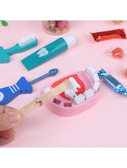 Набор для изучения и лечения зубов "Доктор Зубастик" с инструментами BeeZee Toys