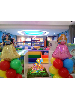 стойка с фигурой из воздушных шаров Краснодар, оформление витрин магазинов Краснодар