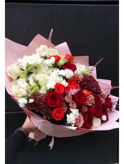 Яркий букет: кустовые розы, белые розы, красные розы, гвоздика. Авторский букет
