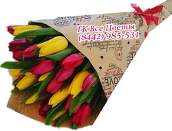 25 тюльпанов цветных в крафт-бумаге