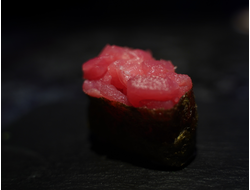 Гункан с тунцом