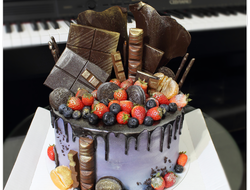 Торт с ягодами и шоколадками