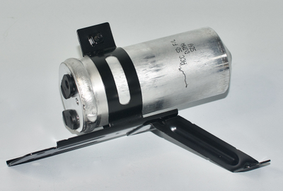 Рессивер-осушитель с кронштейном в сборе