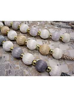 Подхват для портьер с крупными разноцветными шариками и блестящими кугелями