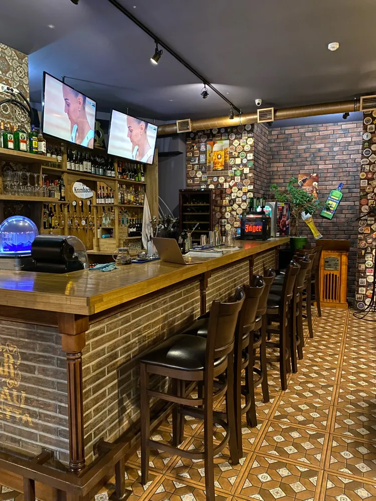 Контактная барная стойка с посадочными зонами.
Напротив 2 телеозора.