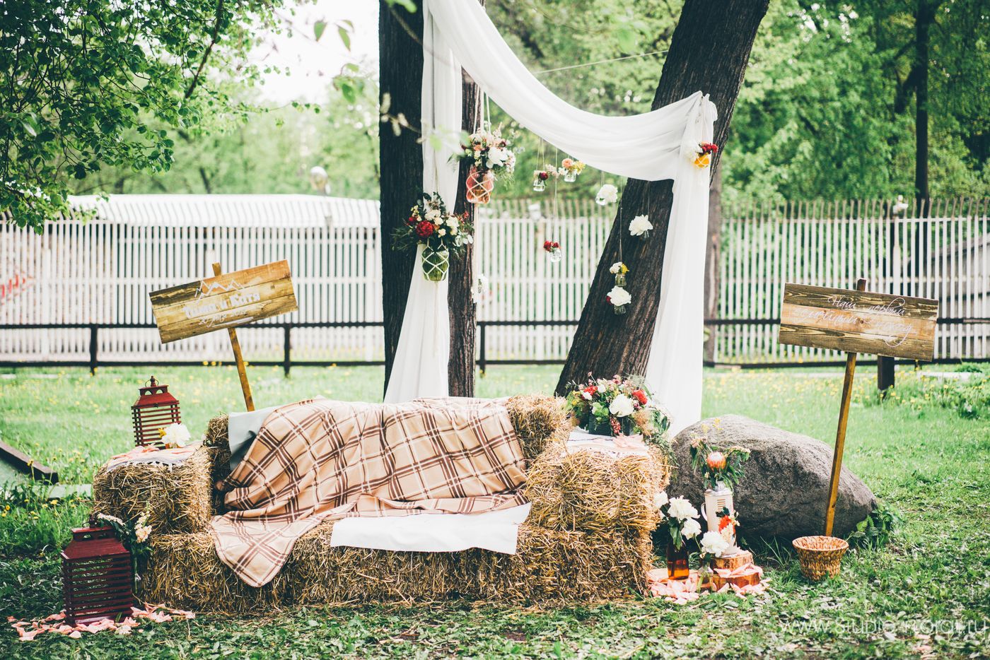 диван из сена декор свадьбы в стиле поход