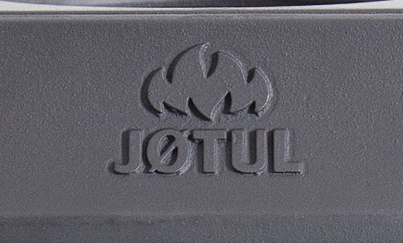 Логотип Jotul вылитый в чугуне на печи Jotul F305