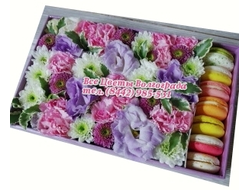 Цветы в подарочной коробке с макарунами в сиреневой гамме