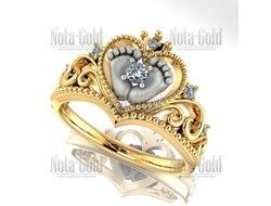 Кольцо из золота двух цветов в подарок жене на рождение дочки или сына с бриллиантами с сердечком и