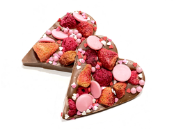 Сердце из бельгийского молочного шоколада с ягодой. Вес 45-50 грамм