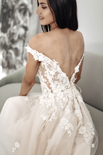 Свадебное платье со спущенными плечами, цветочными аппликациями, длинным шлейфом "Vikki"