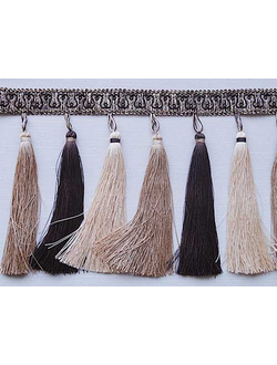 Широкая бахрома с длинными декоративными кистями и сутажной отделкой основы