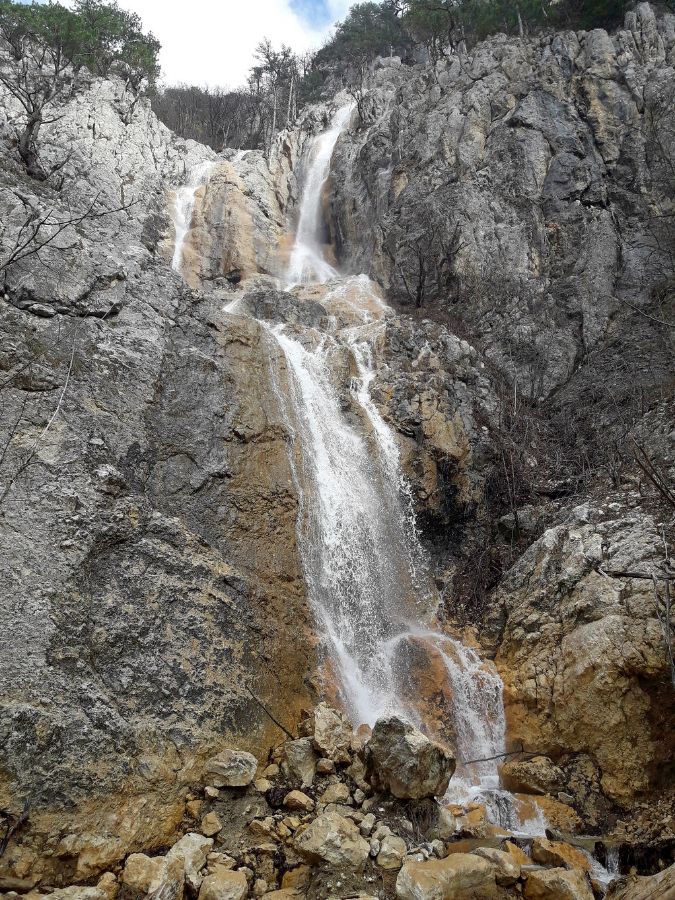 Активный тур в горы Крыма весной, Весенний водопад Бойка