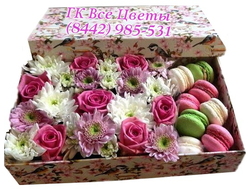 Большой букет цветов коробке с 10 макаруни