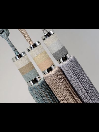 Стильные подхваты с кистями для штор  с металлической отделкой