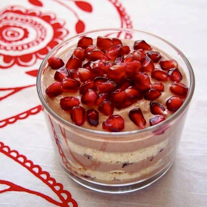 Десерт с розой и гранатом