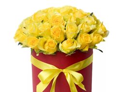 Розы желтые в коробке с ленточкой