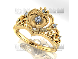 Кольцо из желтого золота в подарок жене на рождение дочки или сына с бриллиантами с сердечком и коро