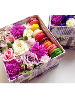 Квадратная коробочка с нежно-фиолетовой композицией и макаронс
