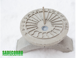 Солнечные часы из бетона с компасом