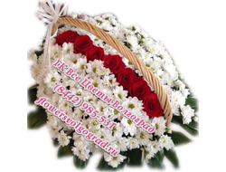 Ромашки белые в корзине с розами