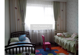 Шторы в детской комнате оформлены со стороны кровати мальчика в стиле человека-паука, а на девочкиной стороне бабочки.