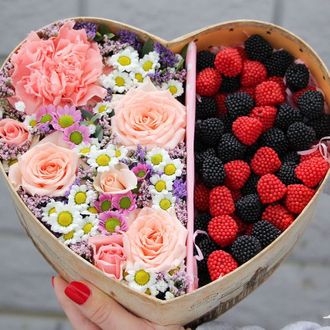 Сердечко с цветами и мармеладными конфетками